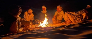 Nomaden der sahara am Lagerfeuer