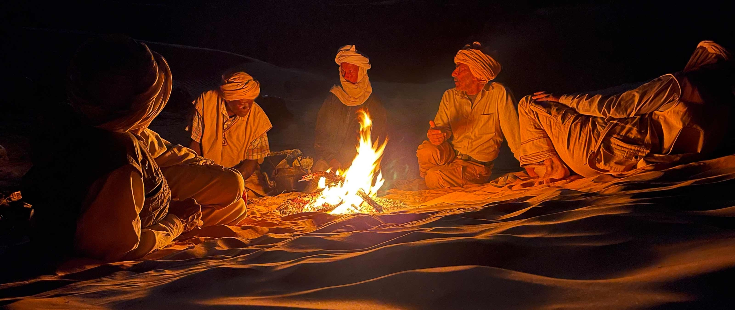 Nomaden der sahara am Lagerfeuer