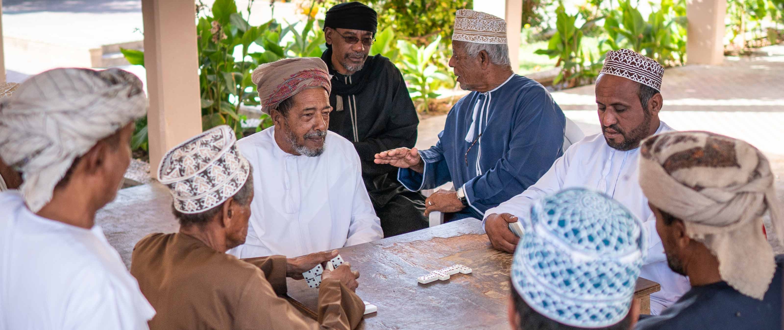 omanis-beim-spiel-salalah-oman-puretreks