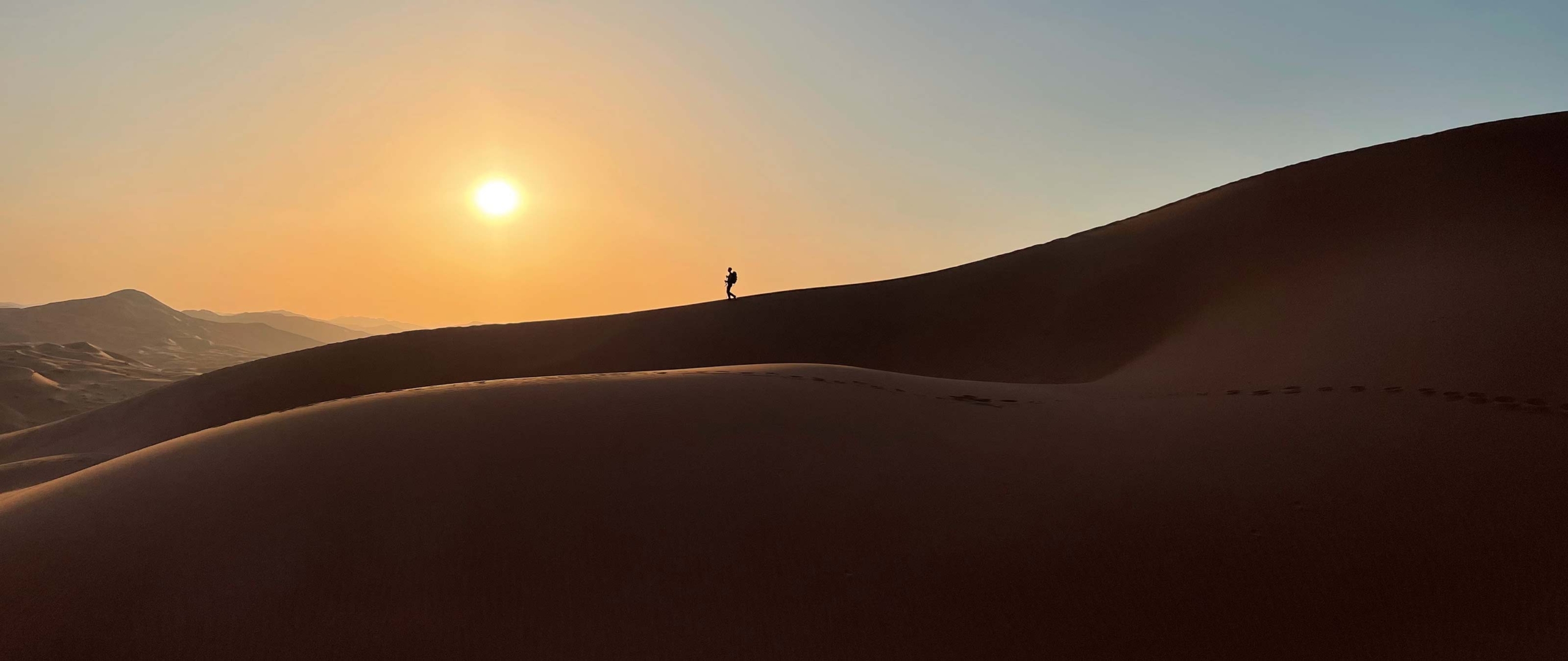 wuestenwanderer-im-abendlicht-rub-al-khali-oman
